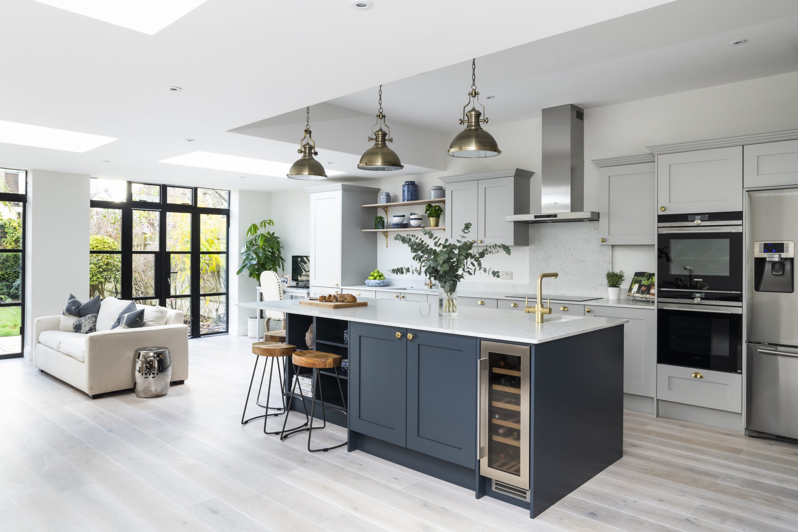 Luxury kitchen extension by Greenoak Services Limited